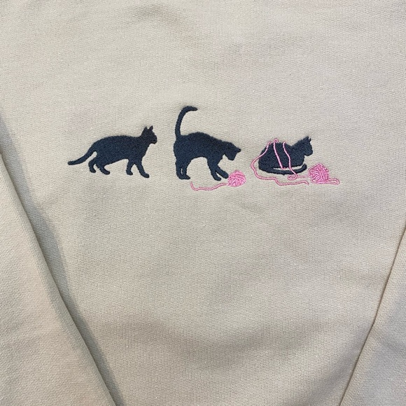 Cat and yarn Embroidered Sweatshirt - Picture 2 of 3